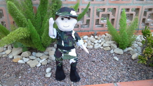 Menino militar em feltro