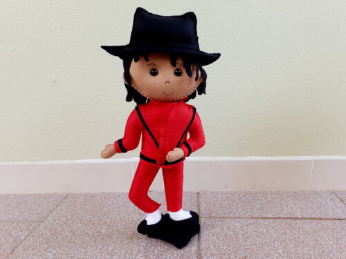 Michael Jackson com Roupa Vermelha