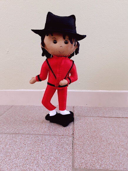 Michael Jackson com Roupa Vermelha