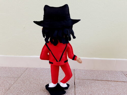 Michael Jackson com Roupa Vermelha