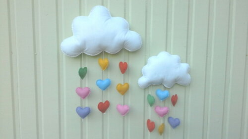 Nuvens com Chuva de Corações Coloridos