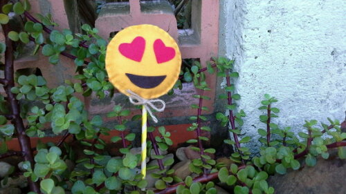 Pirulito Emoji Apaixonado de Feltro
