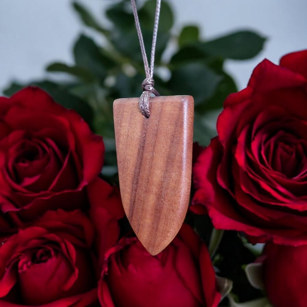 Colar com madeira nobre