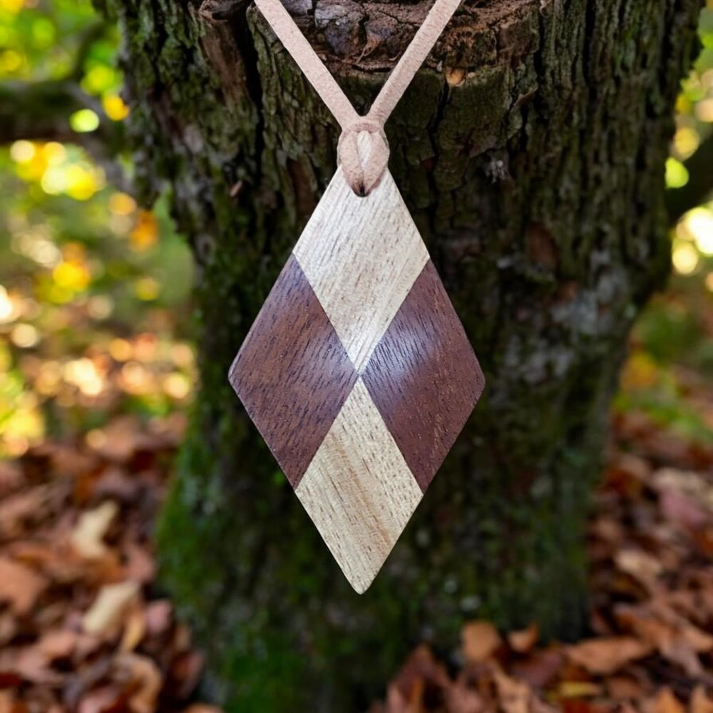 Colar em marchetaria