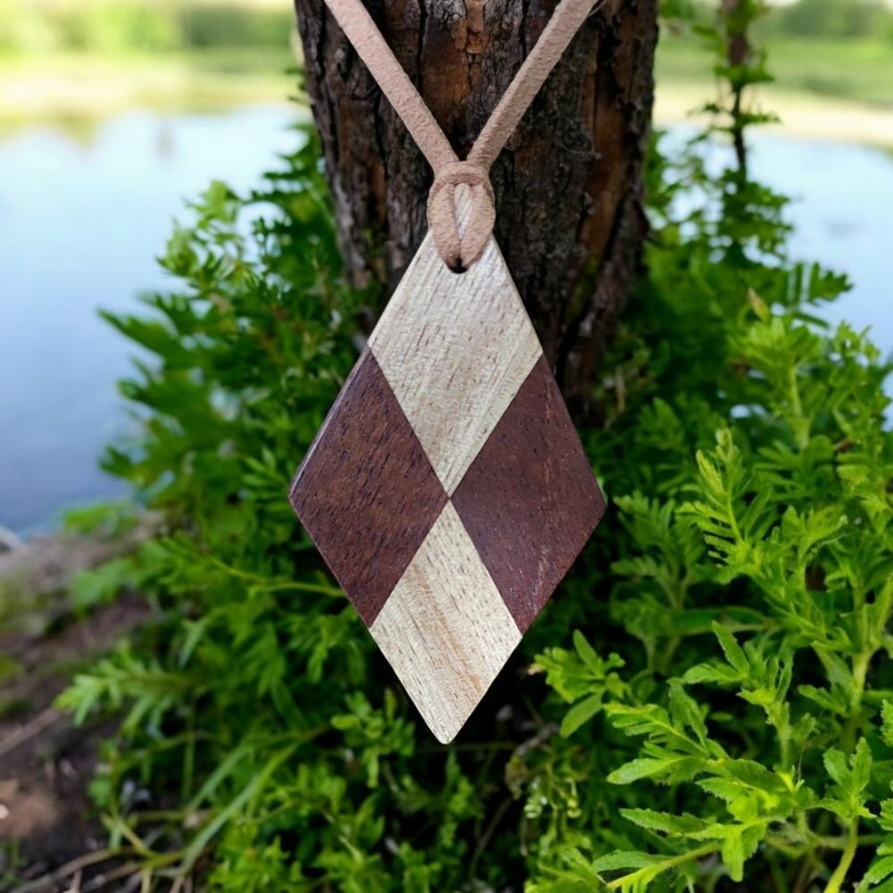 Colar em marchetaria