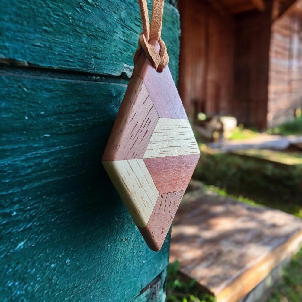 Colar em marchetaria