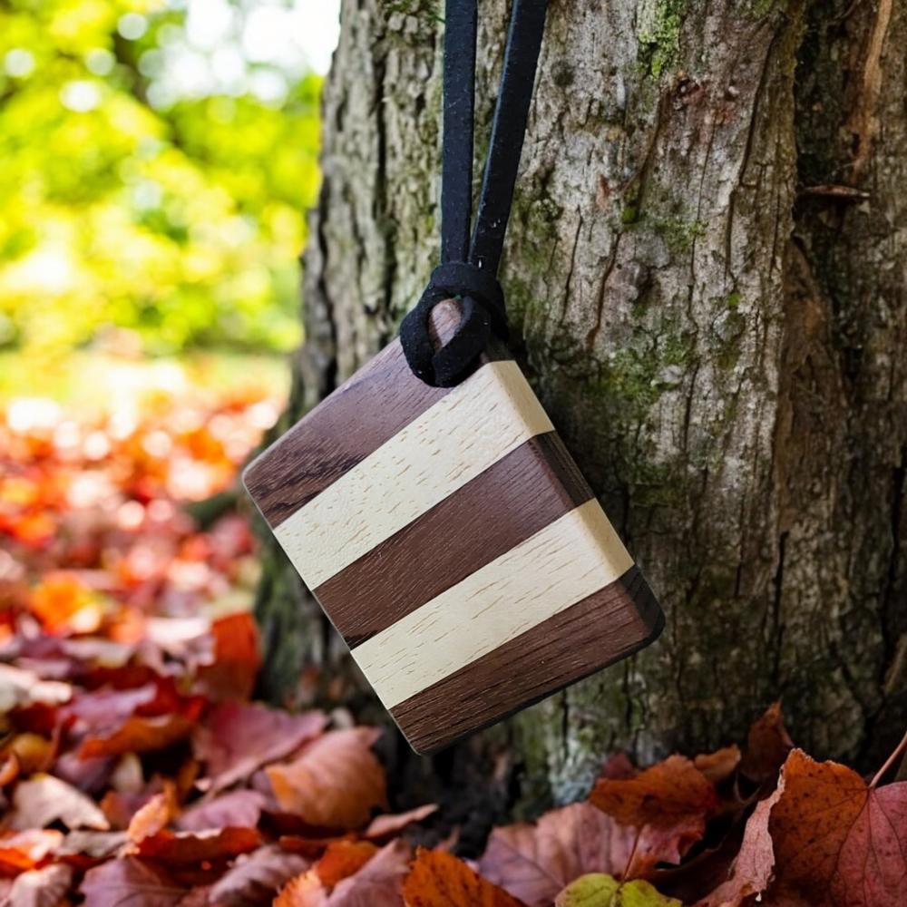 Colar em marchetaria