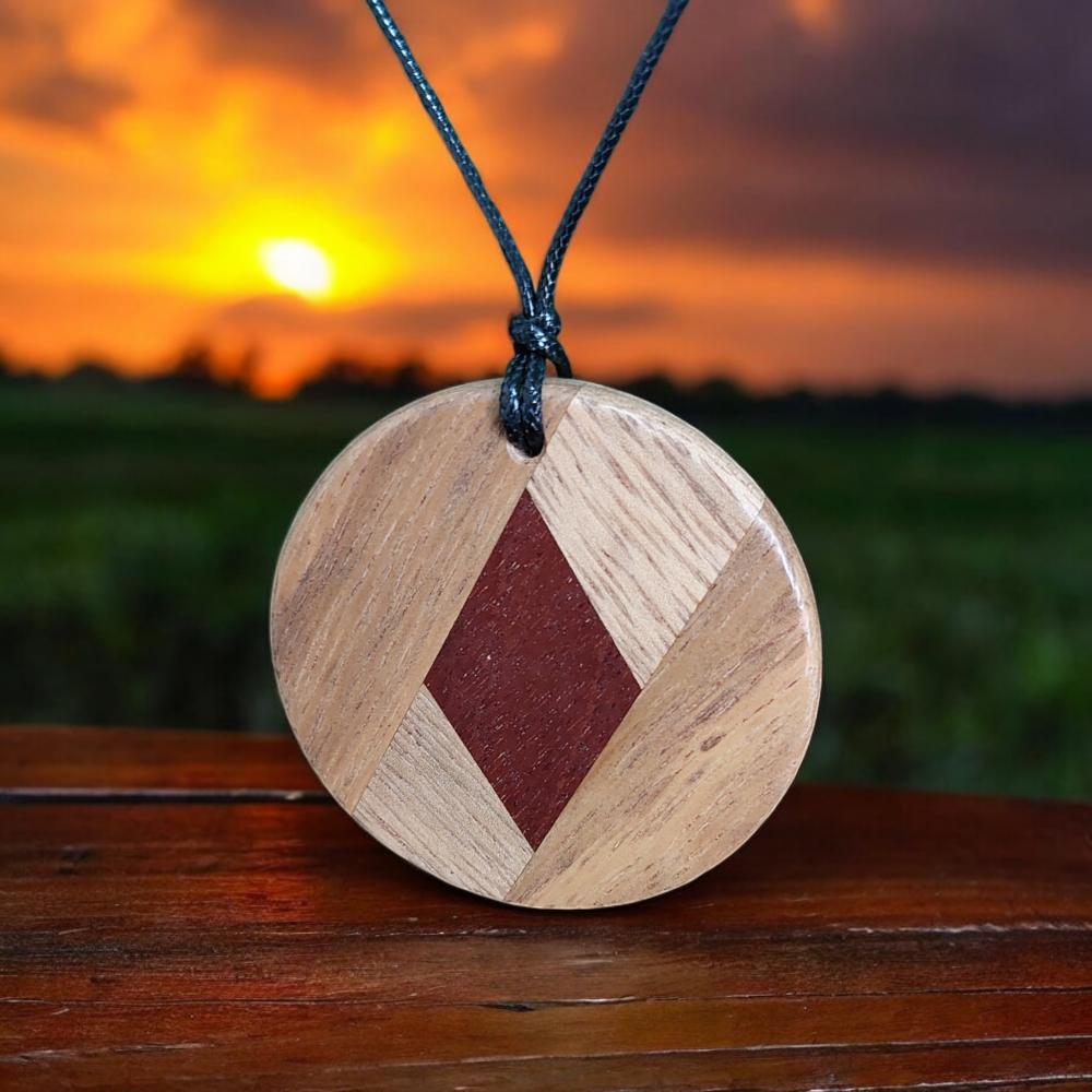 Colar em marchetaria