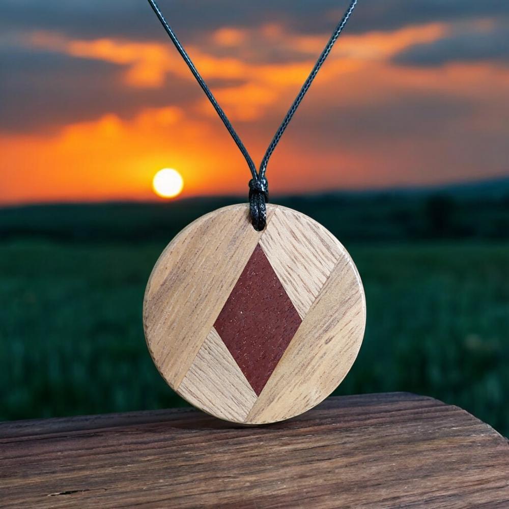 Colar em marchetaria