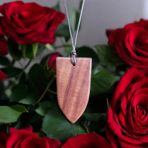 Colar com madeira nobre