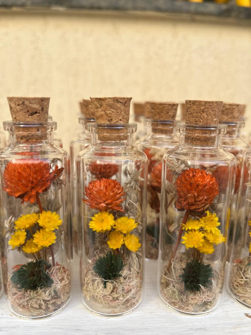 20 Lembrancinhas de garrafinhas decoradas com flores secas natura
