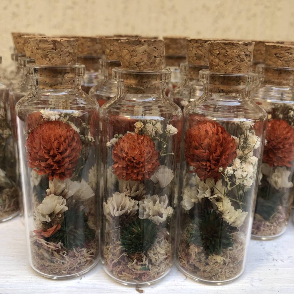 20 Lembrancinhas de garrafinhas decoradas com flores secas natura
