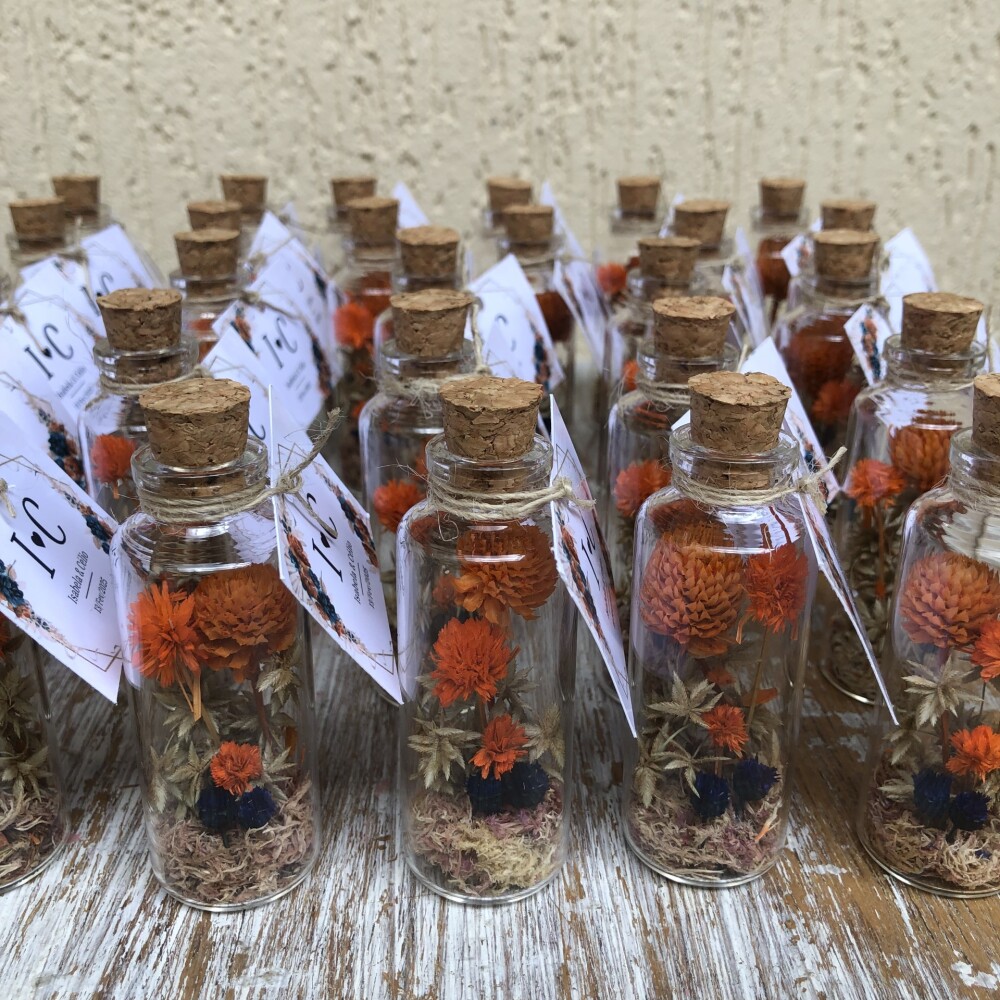 20 Lembrancinhas de garrafinhas decoradas com flores secas natura
