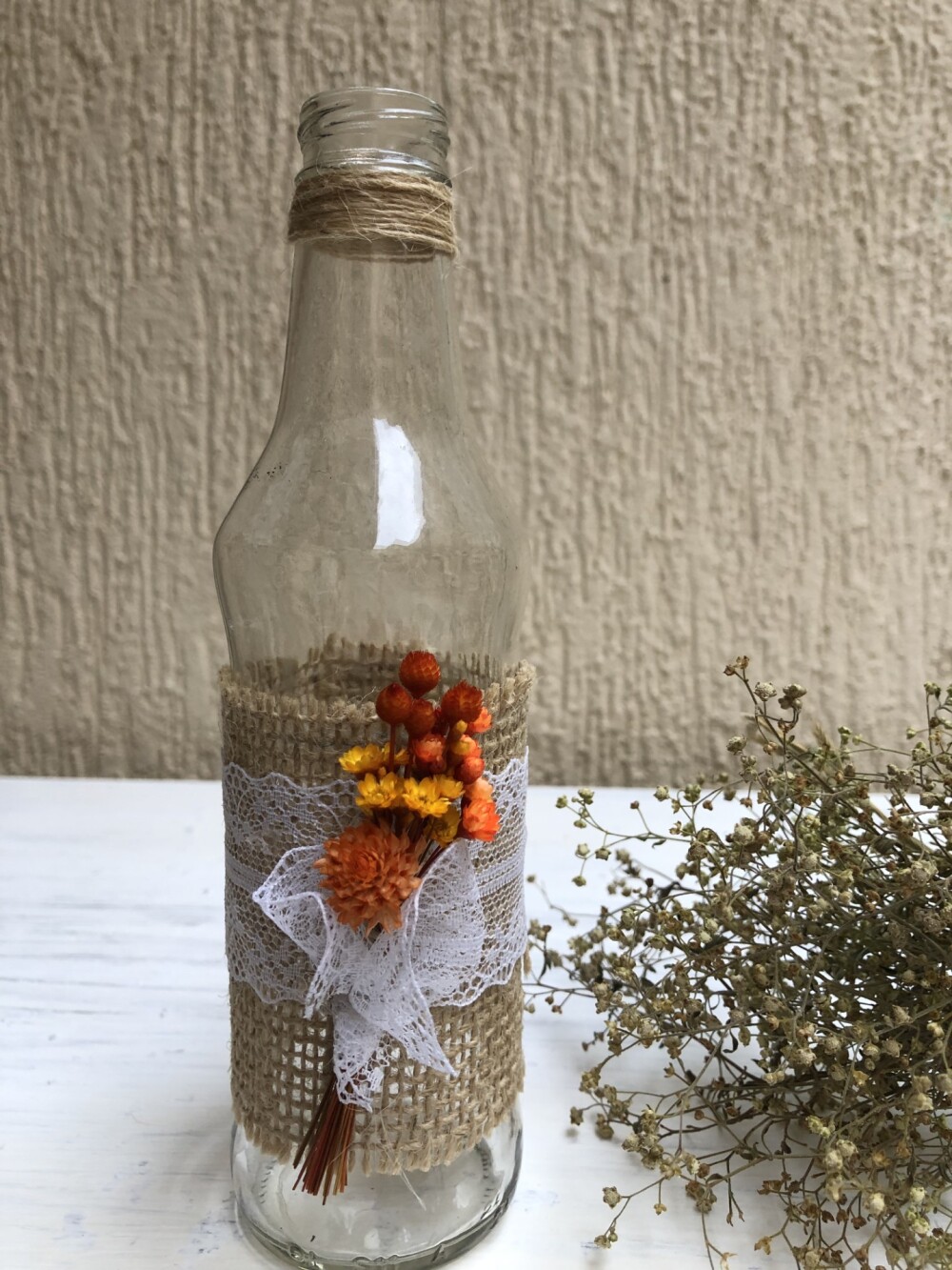 10 Garrafinhas personalizadas Centro de Mesa de juta, renda e flo