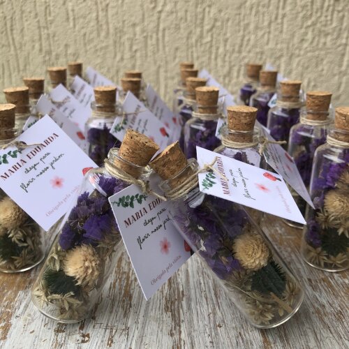 20 Lembrancinhas de garrafinhas decoradas com flores secas natura