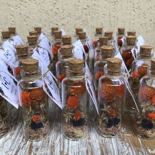 20 Lembrancinhas de garrafinhas decoradas com flores secas natura