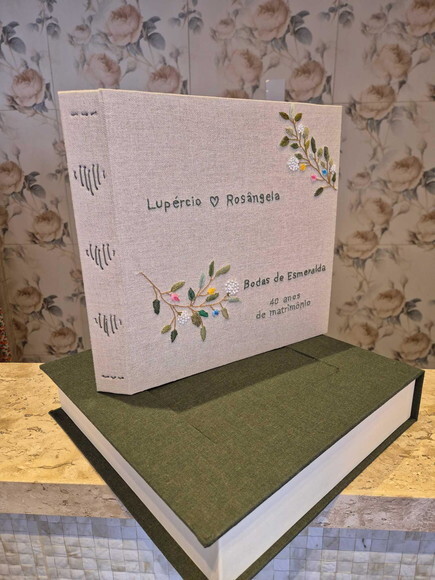 Álbum de Fotos 30cm Bordado com Caixa de Acondicionamento