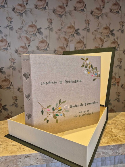 Álbum de Fotos 30cm Bordado com Caixa de Acondicionamento
