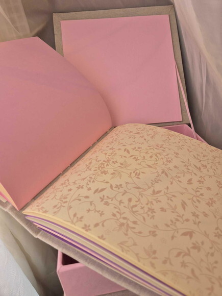 Álbum de Fotos Bordado 21cm com Caixa de Acondicionamento