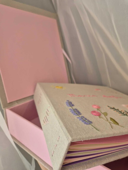 Álbum de Fotos Bordado 21cm com Caixa de Acondicionamento