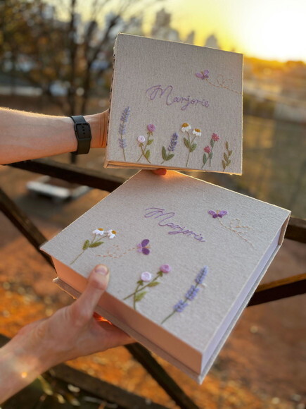 Álbum de Fotos Bordado 21cm com Caixa de Acondicionamento