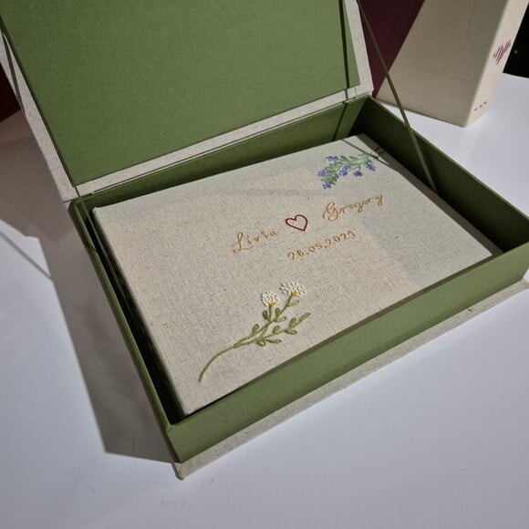 Álbum de Fotos Bordado A4 com Caixa de Acondicionamento