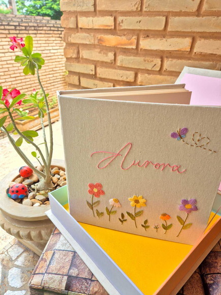 Álbum de Fotos Bordado com Caixa de Acondicionamento 30cm