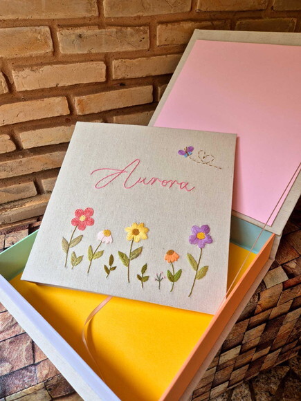 Álbum de Fotos Bordado com Caixa de Acondicionamento 30cm