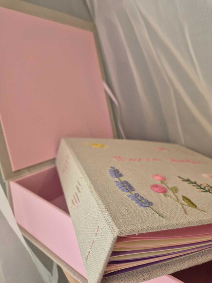 Álbum de Fotos Bordado 21cm com Caixa de Acondicionamento