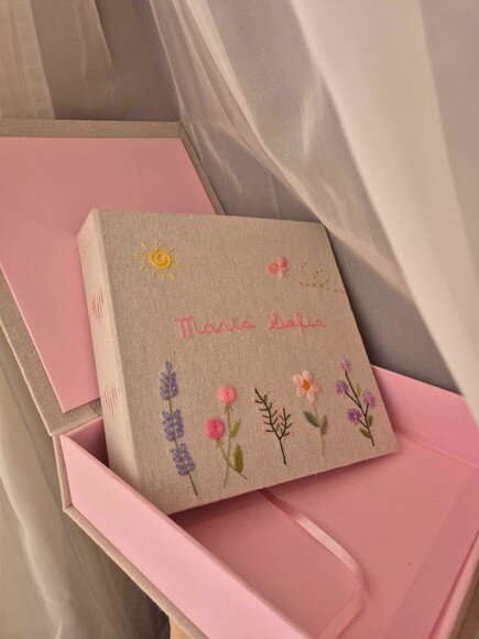 Álbum de Fotos Bordado 21cm com Caixa de Acondicionamento