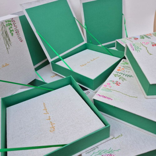 Álbum de Fotos Bordado com Caixa de Acondicionamento