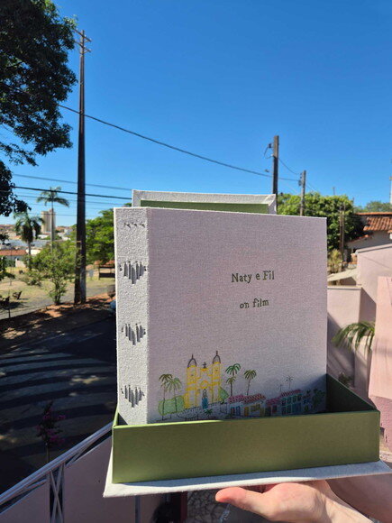 Álbum de Fotos Bordado com Caixa de Acondicionamento 30cm