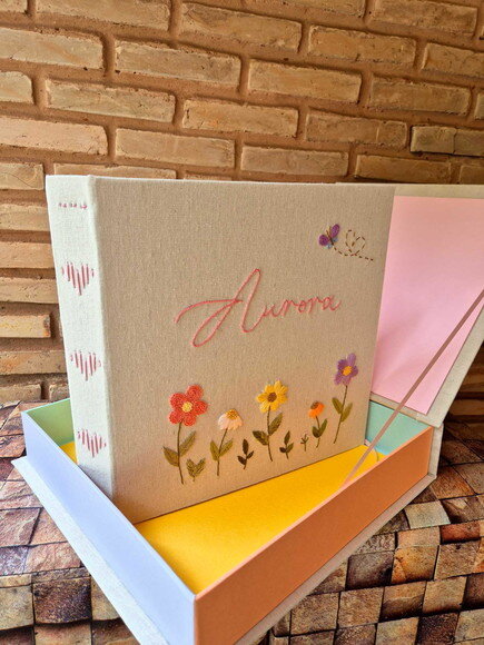 Álbum de Fotos Bordado com Caixa de Acondicionamento 30cm