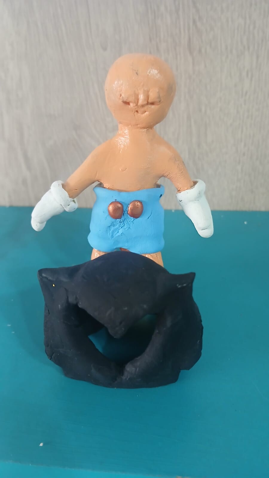 Menino com capacete de Gato