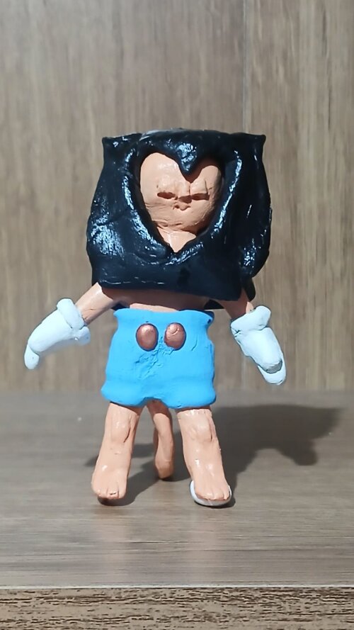 Menino com capacete de Gato