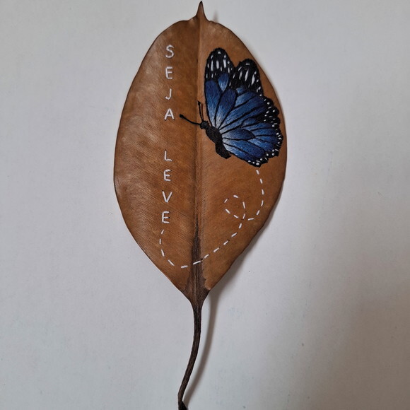 Borboleta Bordada em Folha Seca