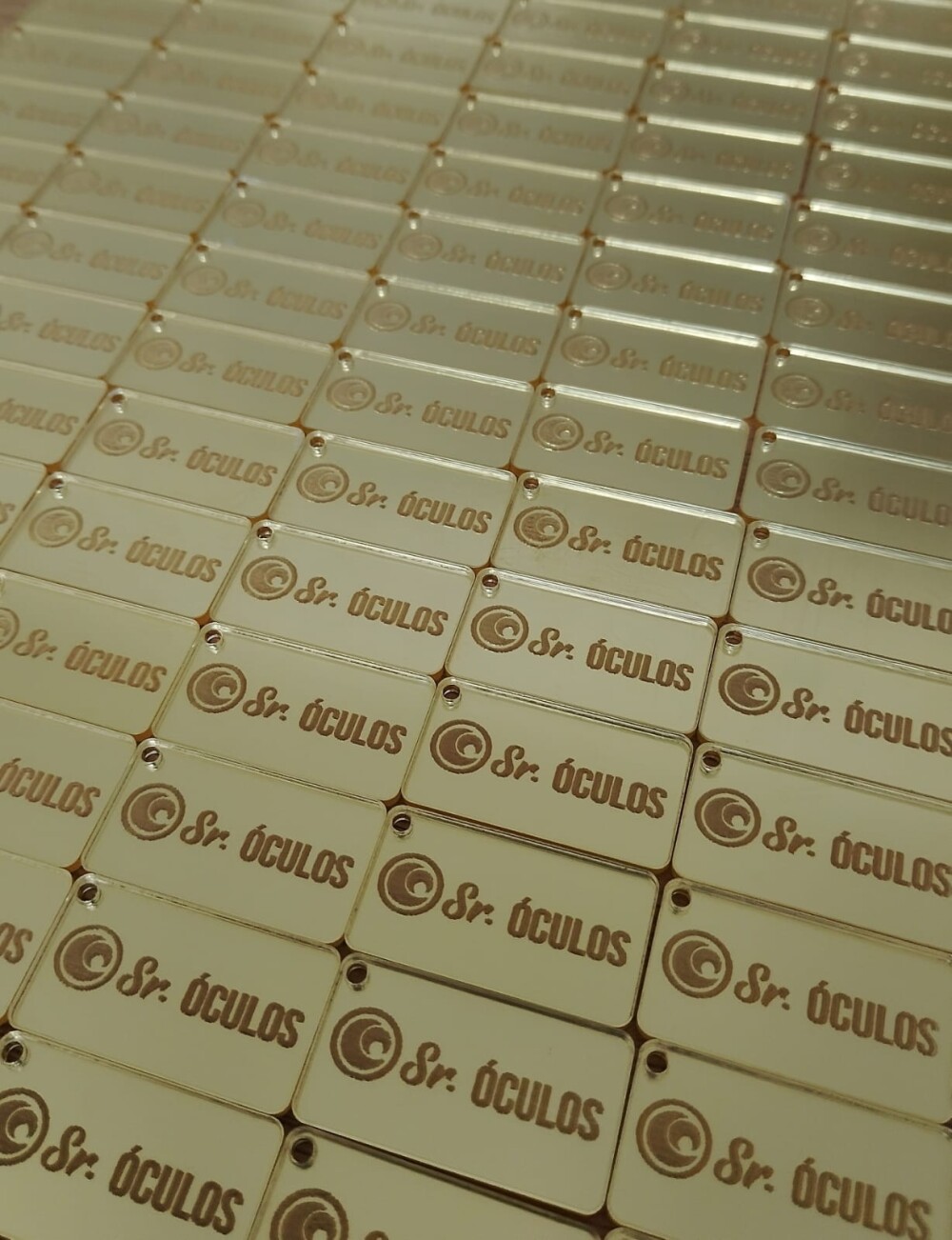Tag retangular em acrílico espelhado dourado 3x1,5 cm com nome