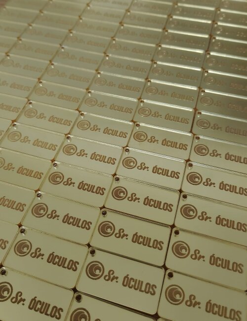 Tag retangular em acrílico espelhado dourado 3x1,5 cm com nome