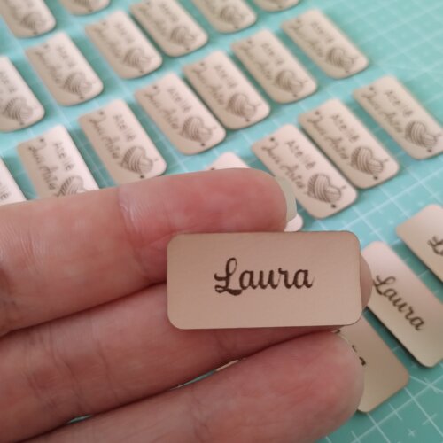 50 Etiquetas couro sintético 3x1,5  Retangular personalizado com seu nome ou logotipo.
