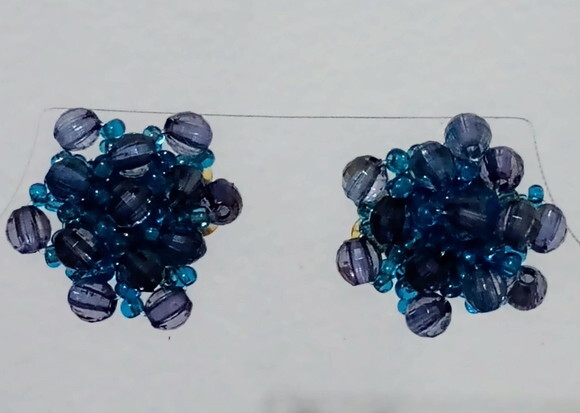 Brinco Peneira Cristais de Acrílico Azul Petróleo