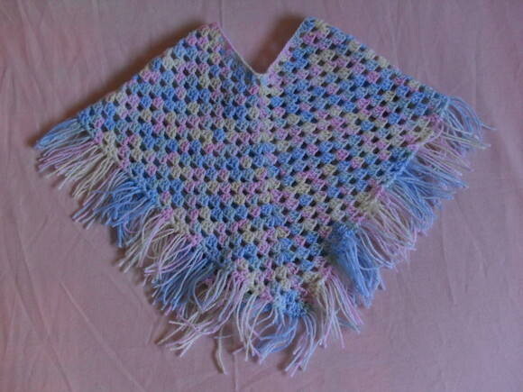 Poncho infantil em crochê