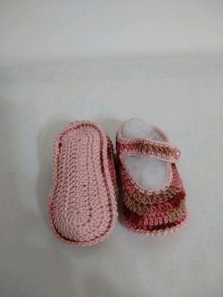 Sapatilha de bebê em crochê