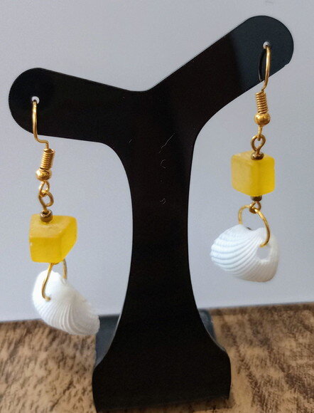 Brinco Cascalhos e Conchas Amarelo
