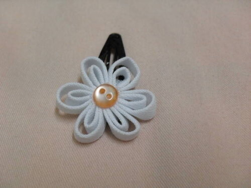 Tic tac flor em viés branco