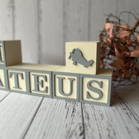 Aviãozinho -  Cubos 6x6cm com nome para quarto de Bebê