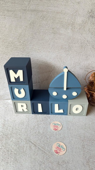 Barquinho Enfeite + Nomes em Cubo - Decoração Bebê