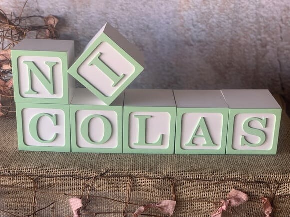 Cubos 8x8cm Nome com Moldura - Decoração Bebê