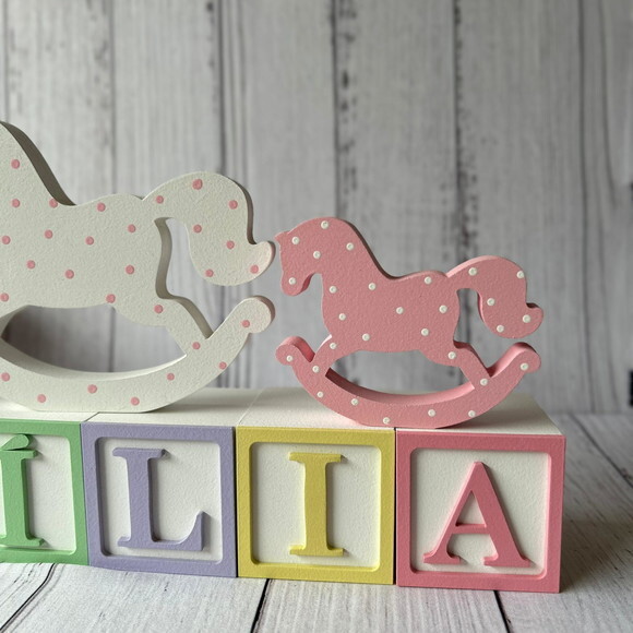 Decoração Bebê - Cubos 6x6cm + Cavalinho de Balaço