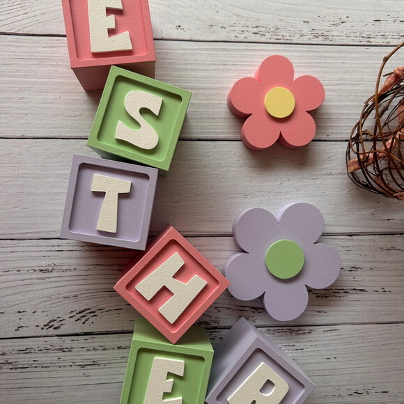 Decoração Bebê - Cubos 6x6cm Candy Ts + Dupla de Flor