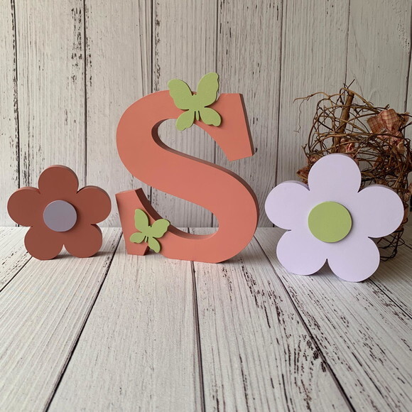 Iniciais 18cm + Dupla de Flor - Decoração Bebê